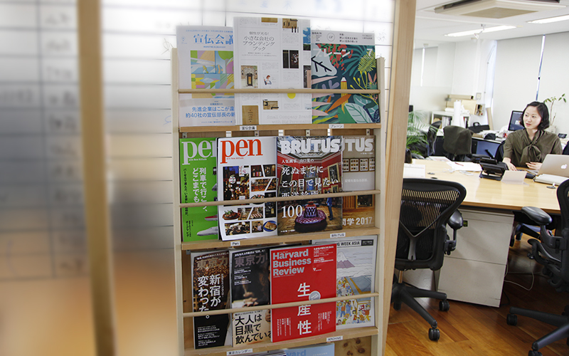 ▲オフィスにある、雑誌などを置く本棚ラック。